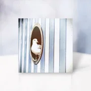 maritimes Wandbild Möwe im Bullauge mit blau weißen Streifen im Shabby landhausstil