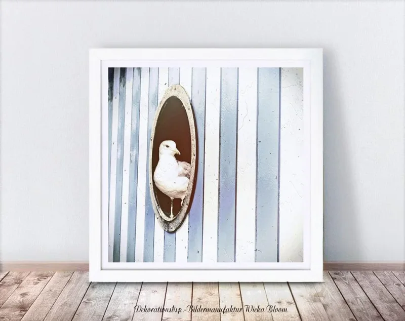 KunstdruckKunstdruck Maritimes Wandbild Möwe im Bullauge mit blauen Streifen Wandbild Möwe im Bullauge im weißen Bilderrahmen