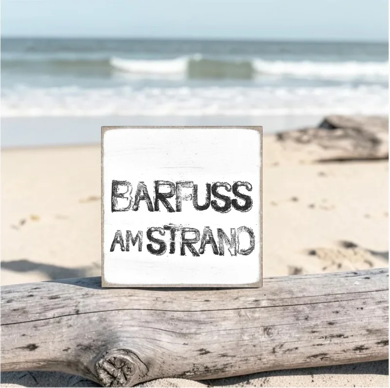 Miniblock, rustikales Holzschild mit Spruch, Barfuß am Strand